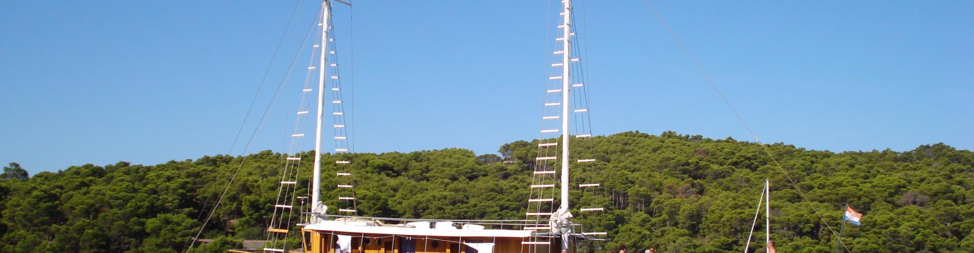 Traditionelt krydstogtskib Kalipsa- træ motorsejler