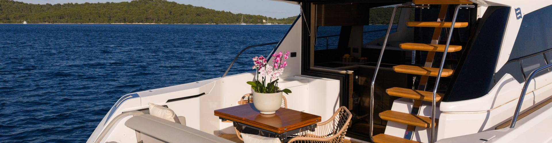 2022. Ferretti Yachts 500